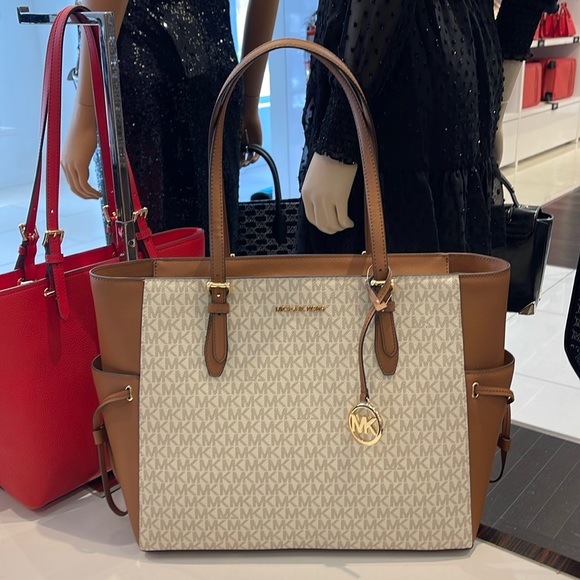 MICHAEL KORS GILLY LARGE DRAWSTRING TRAVEL SHOULDER TOTE SIGNATURE 
VANILLA 
NWT - Picture 13 of 16